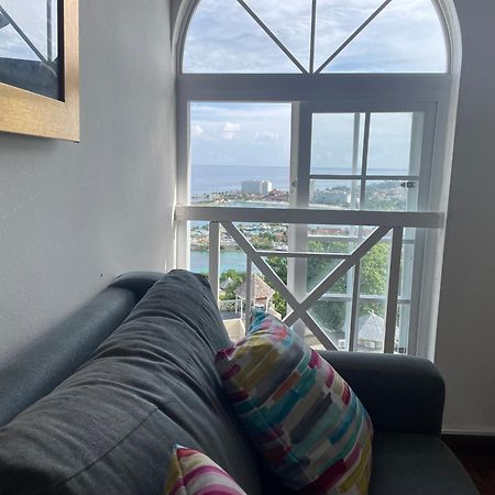 Oceanbreeze Jamaica Penthouse, 7-Minute Walk To Beach Ocho Rios Buitenkant foto
