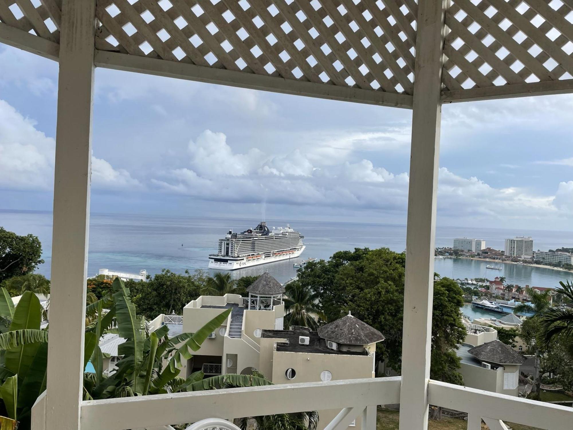 Oceanbreeze Jamaica Penthouse, 7-Minute Walk To Beach Ocho Rios Buitenkant foto