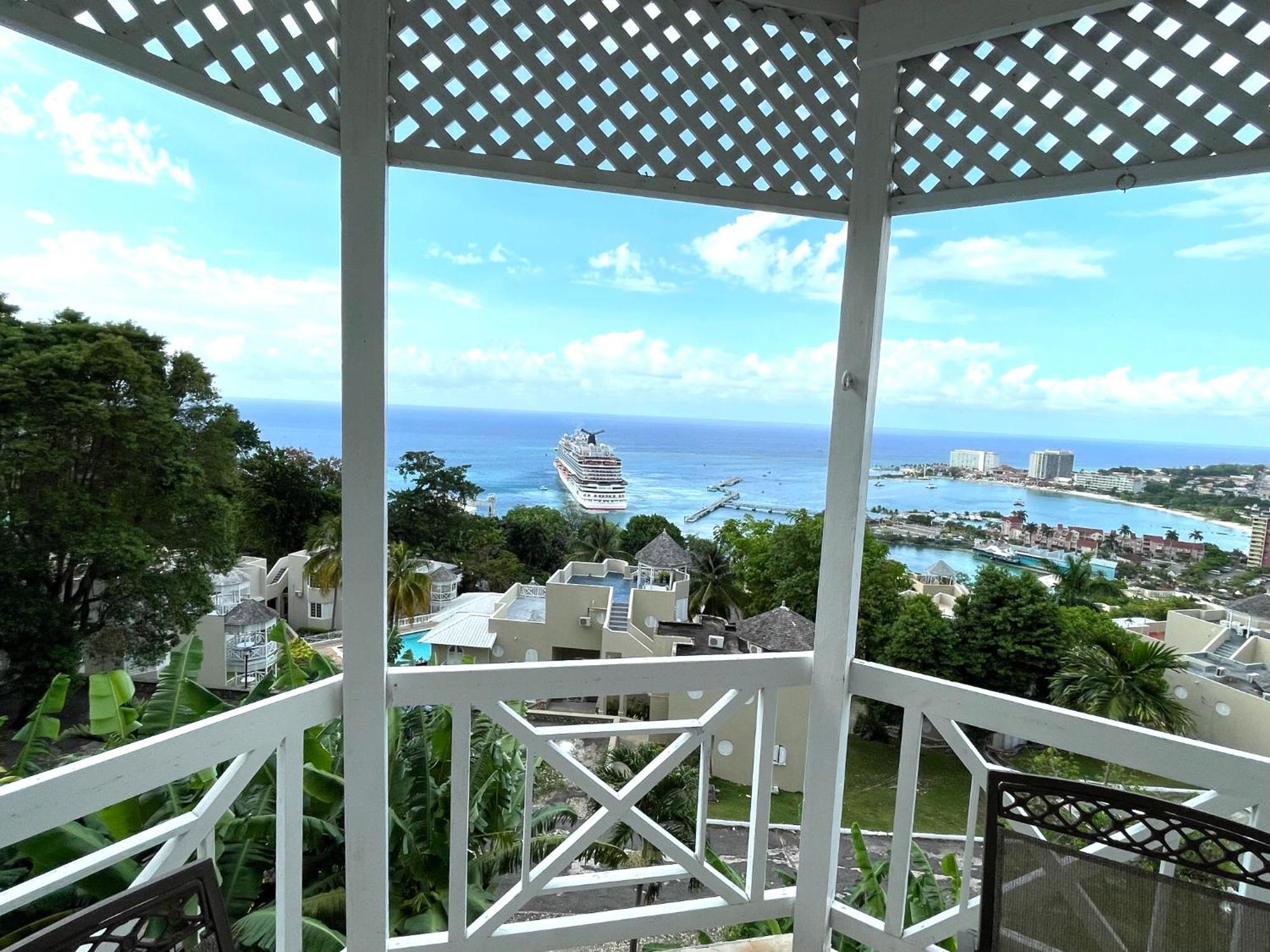 Oceanbreeze Jamaica Penthouse, 7-Minute Walk To Beach Ocho Rios Buitenkant foto