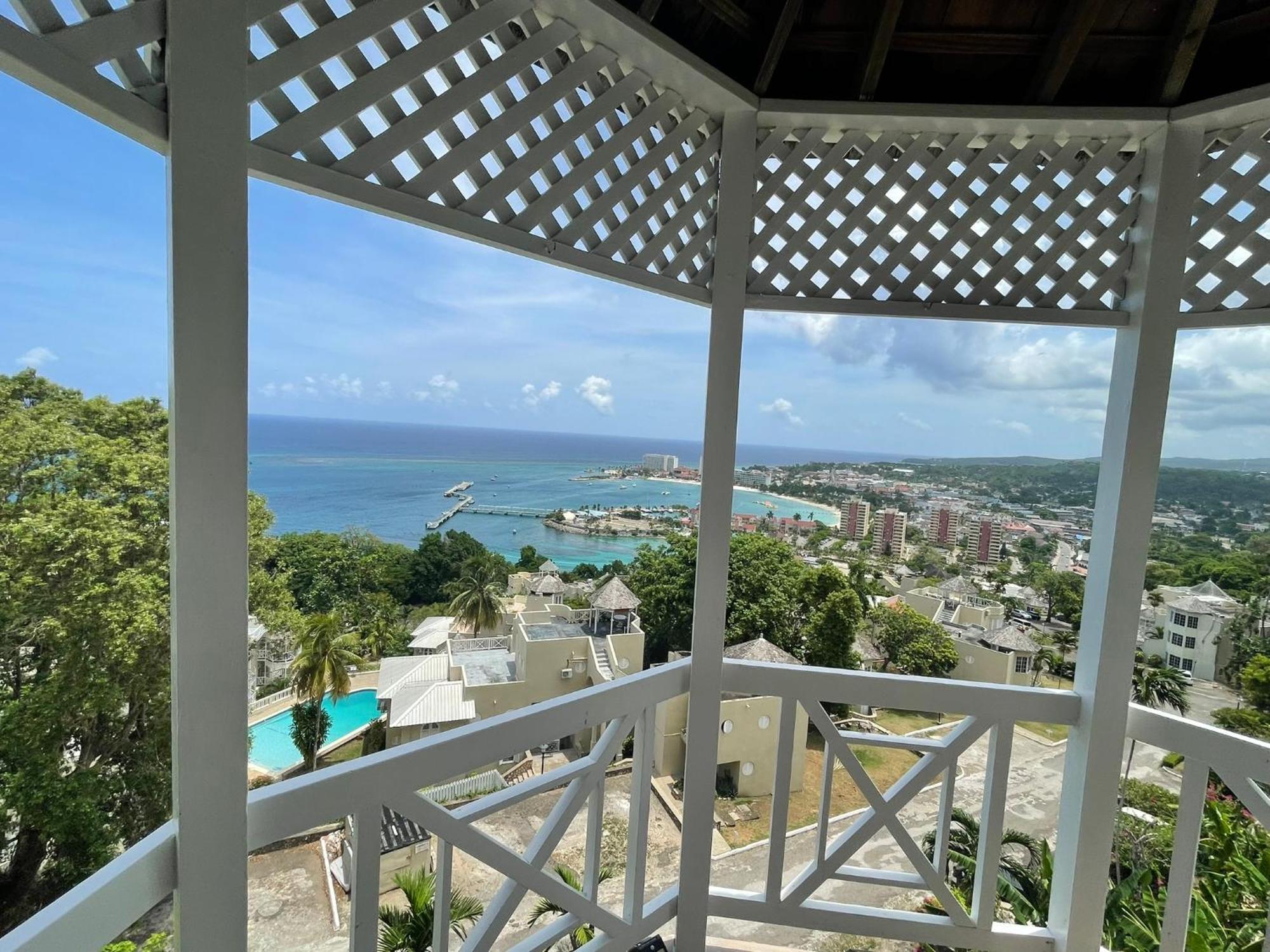 Oceanbreeze Jamaica Penthouse, 7-Minute Walk To Beach Ocho Rios Buitenkant foto