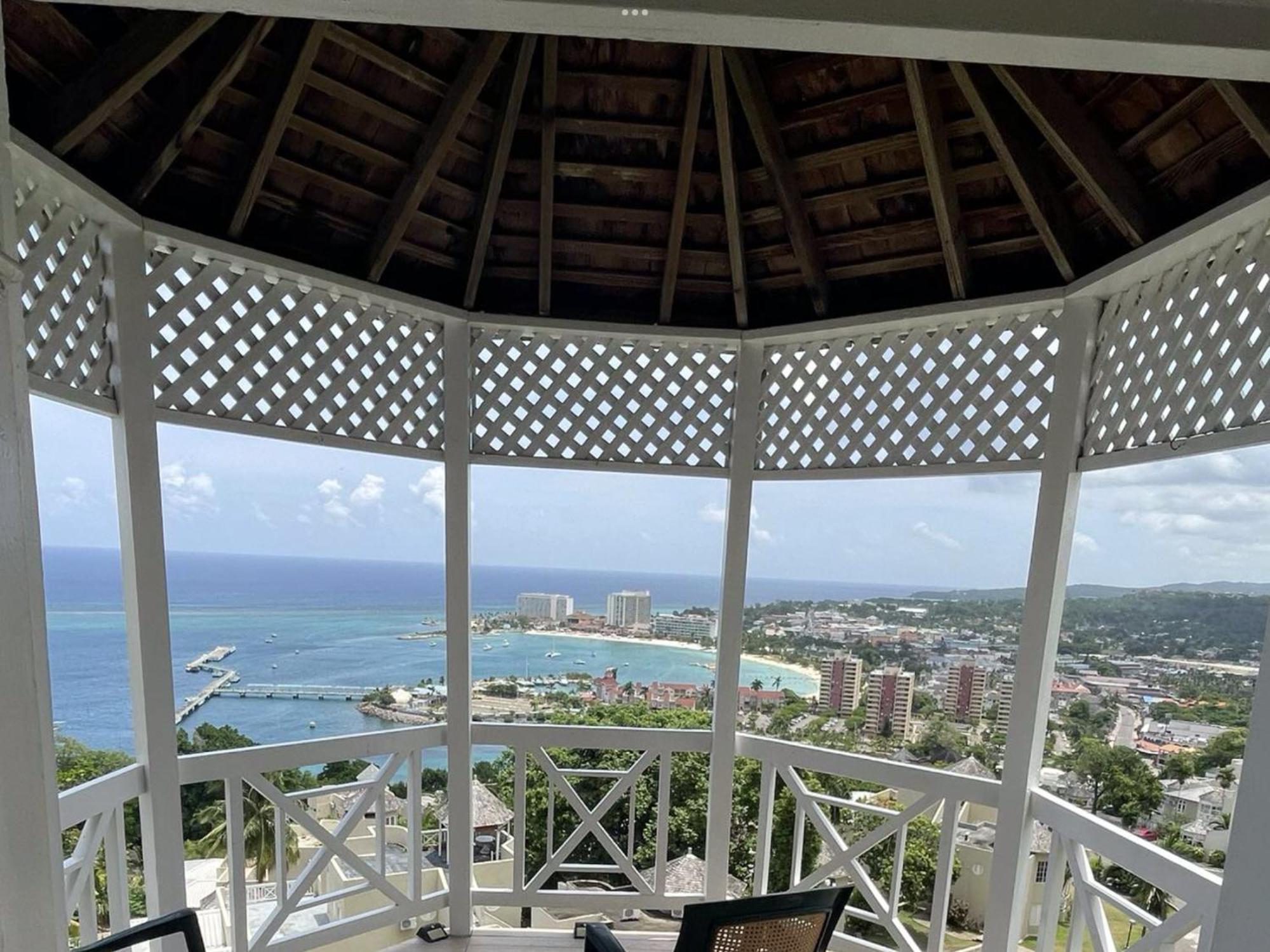 Oceanbreeze Jamaica Penthouse, 7-Minute Walk To Beach Ocho Rios Buitenkant foto