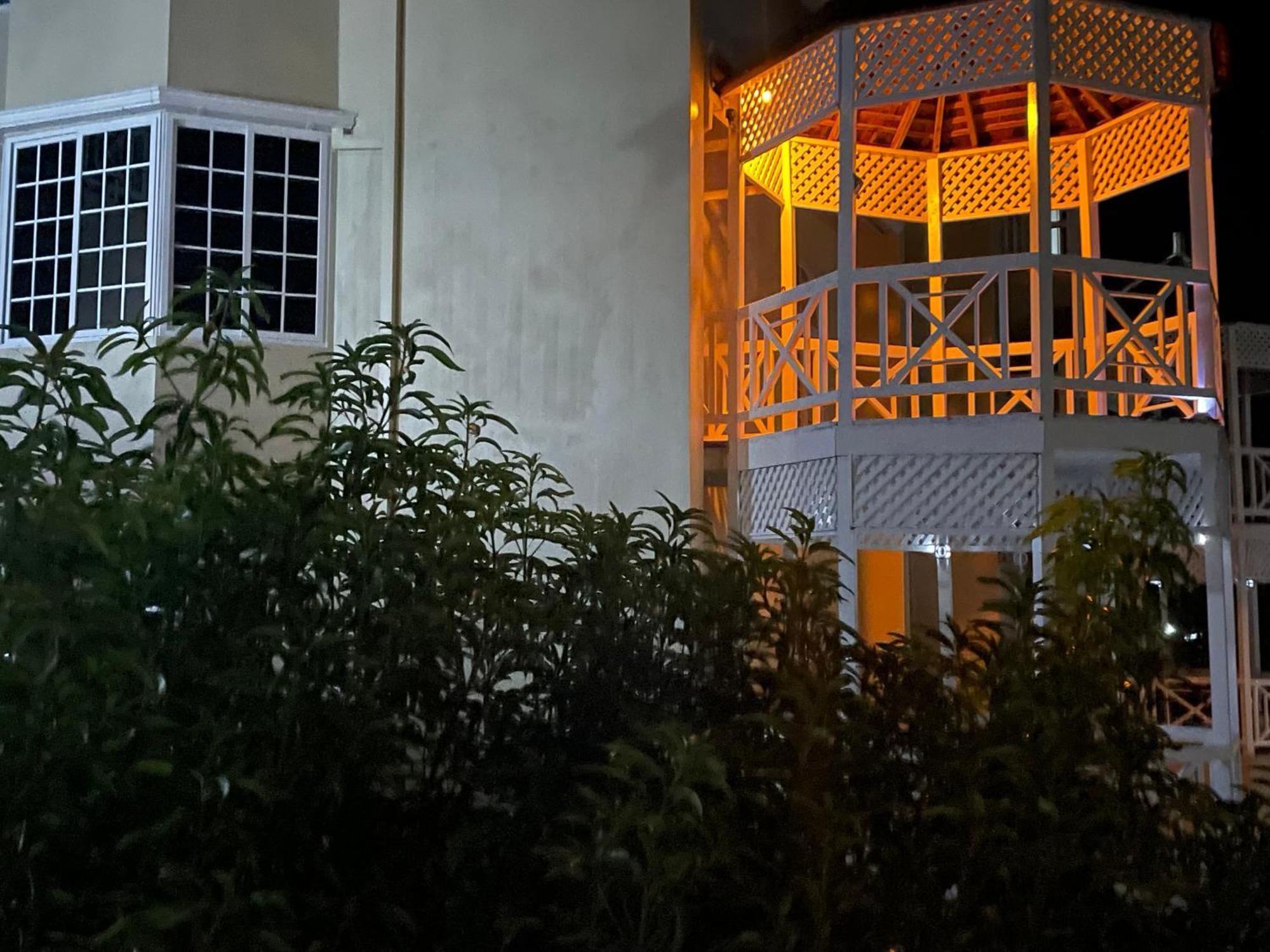 Oceanbreeze Jamaica Penthouse, 7-Minute Walk To Beach Ocho Rios Buitenkant foto