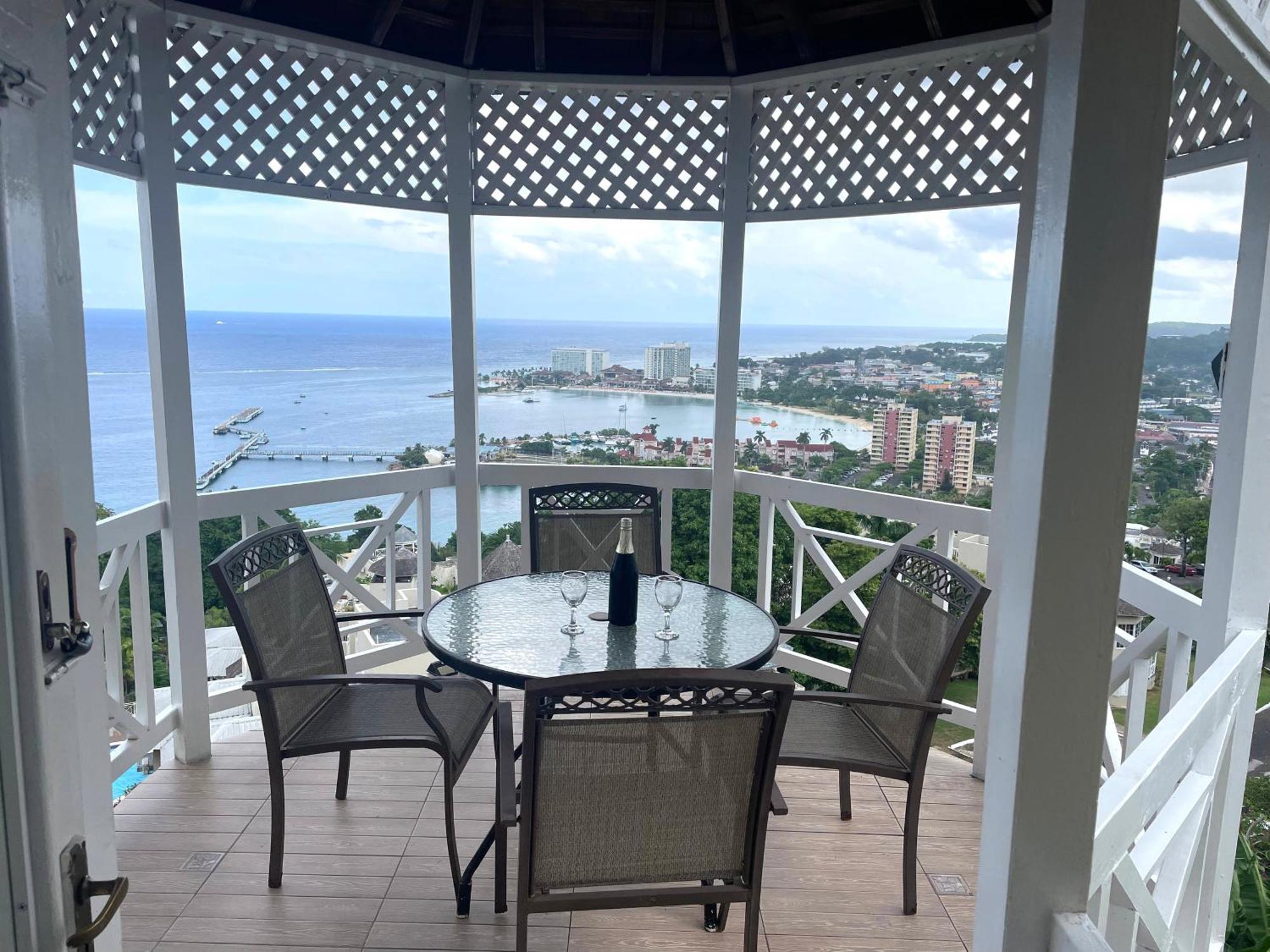 Oceanbreeze Jamaica Penthouse, 7-Minute Walk To Beach Ocho Rios Buitenkant foto