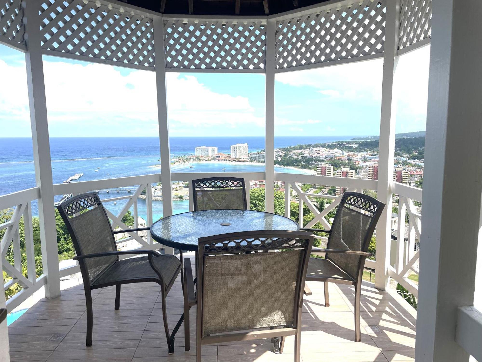 Oceanbreeze Jamaica Penthouse, 7-Minute Walk To Beach Ocho Rios Buitenkant foto