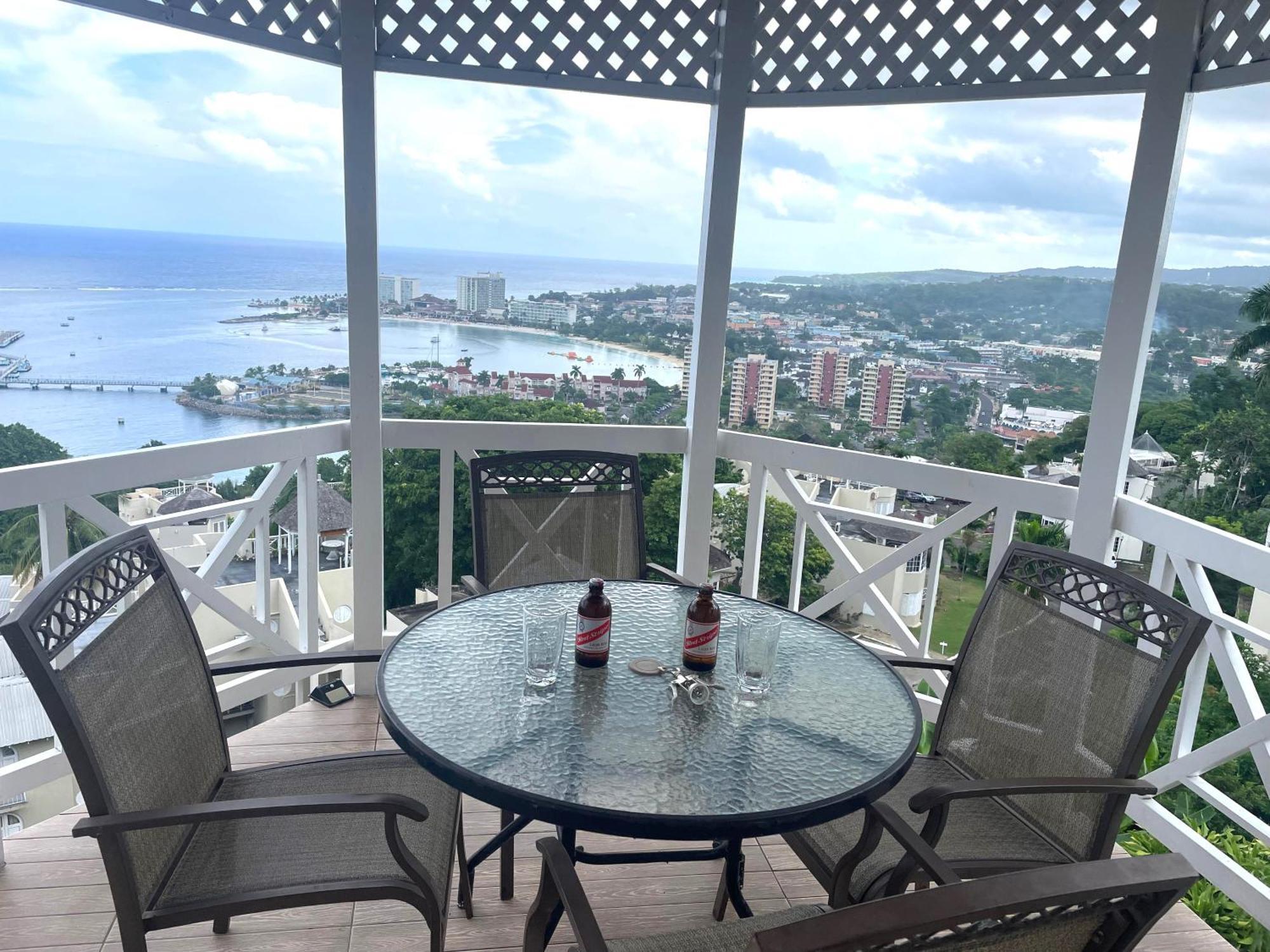 Oceanbreeze Jamaica Penthouse, 7-Minute Walk To Beach Ocho Rios Buitenkant foto