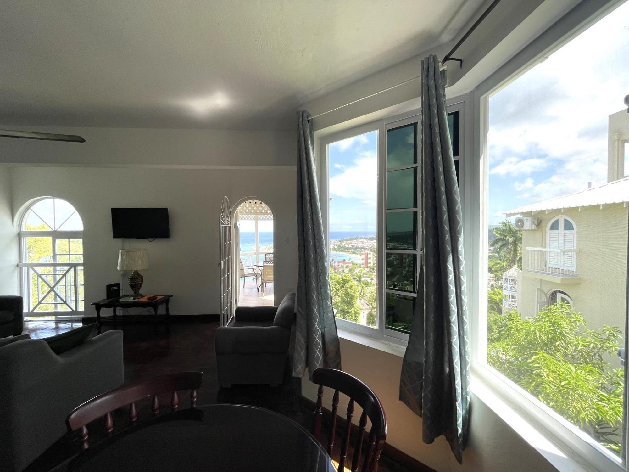 Oceanbreeze Jamaica Penthouse, 7-Minute Walk To Beach Ocho Rios Buitenkant foto