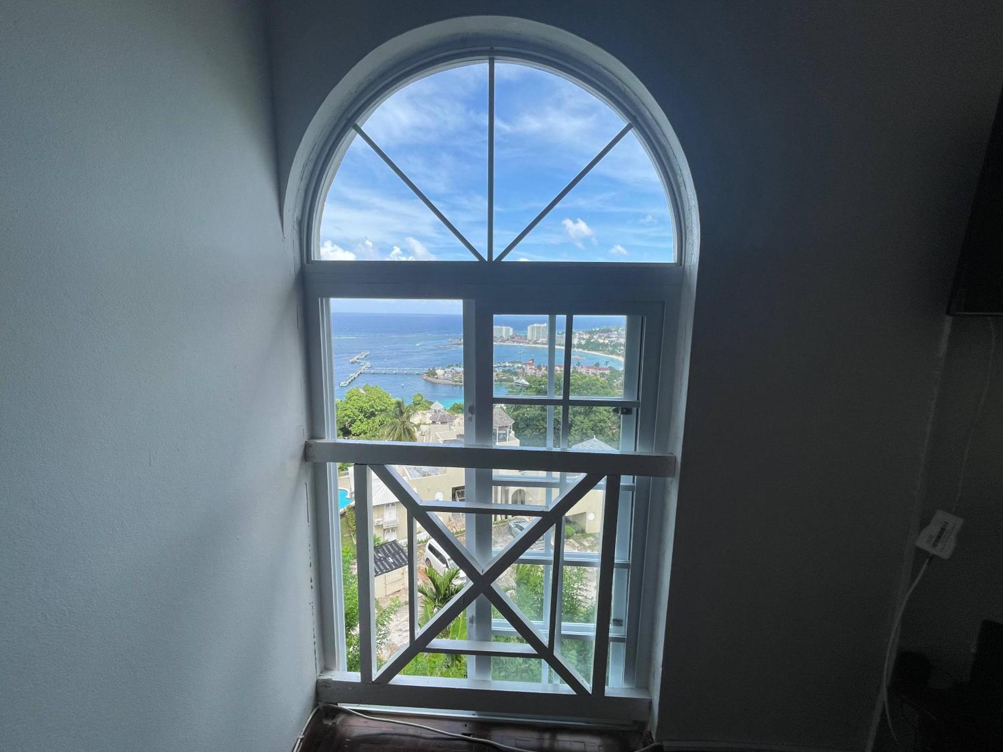 Oceanbreeze Jamaica Penthouse, 7-Minute Walk To Beach Ocho Rios Buitenkant foto