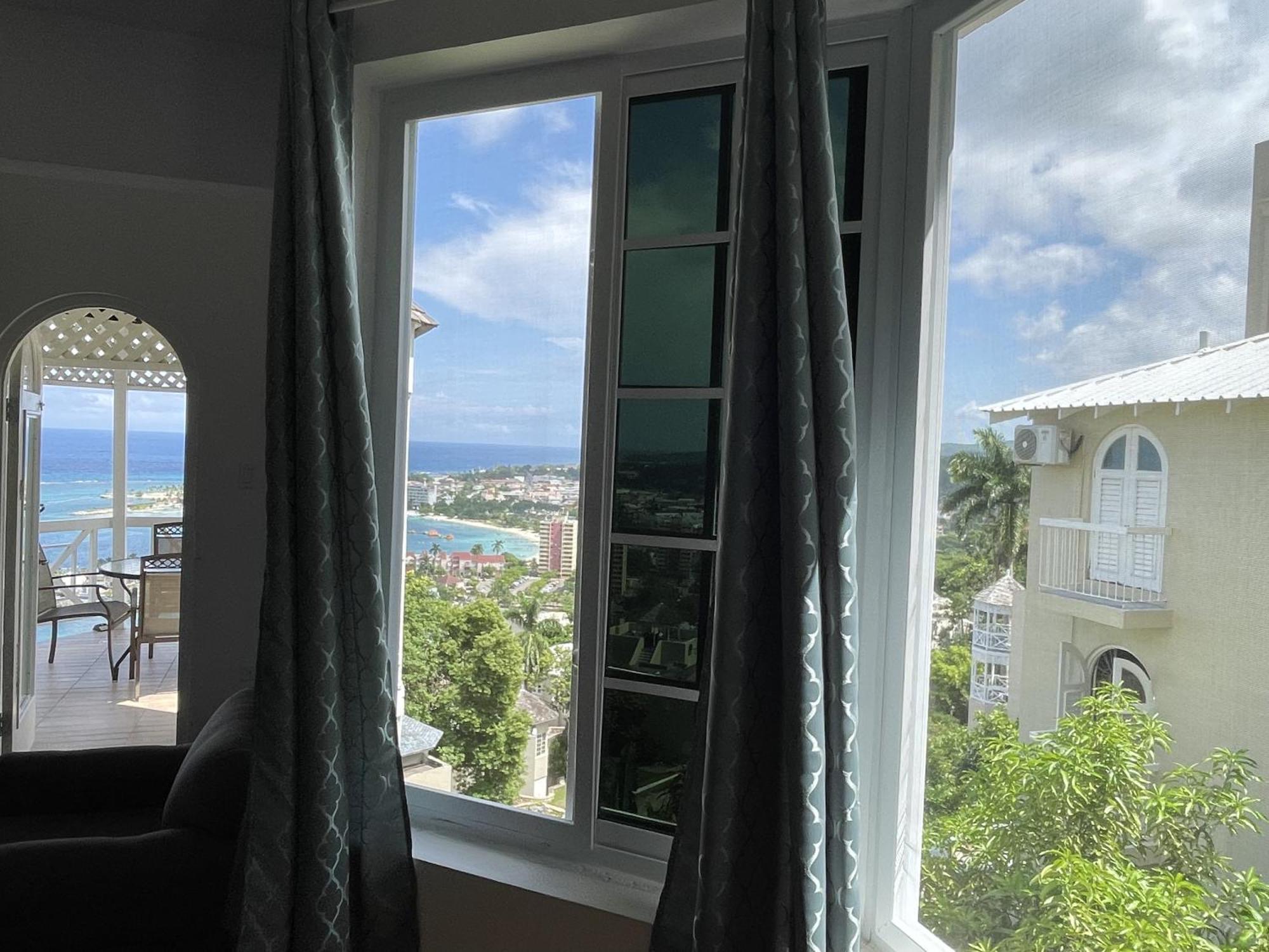 Oceanbreeze Jamaica Penthouse, 7-Minute Walk To Beach Ocho Rios Buitenkant foto
