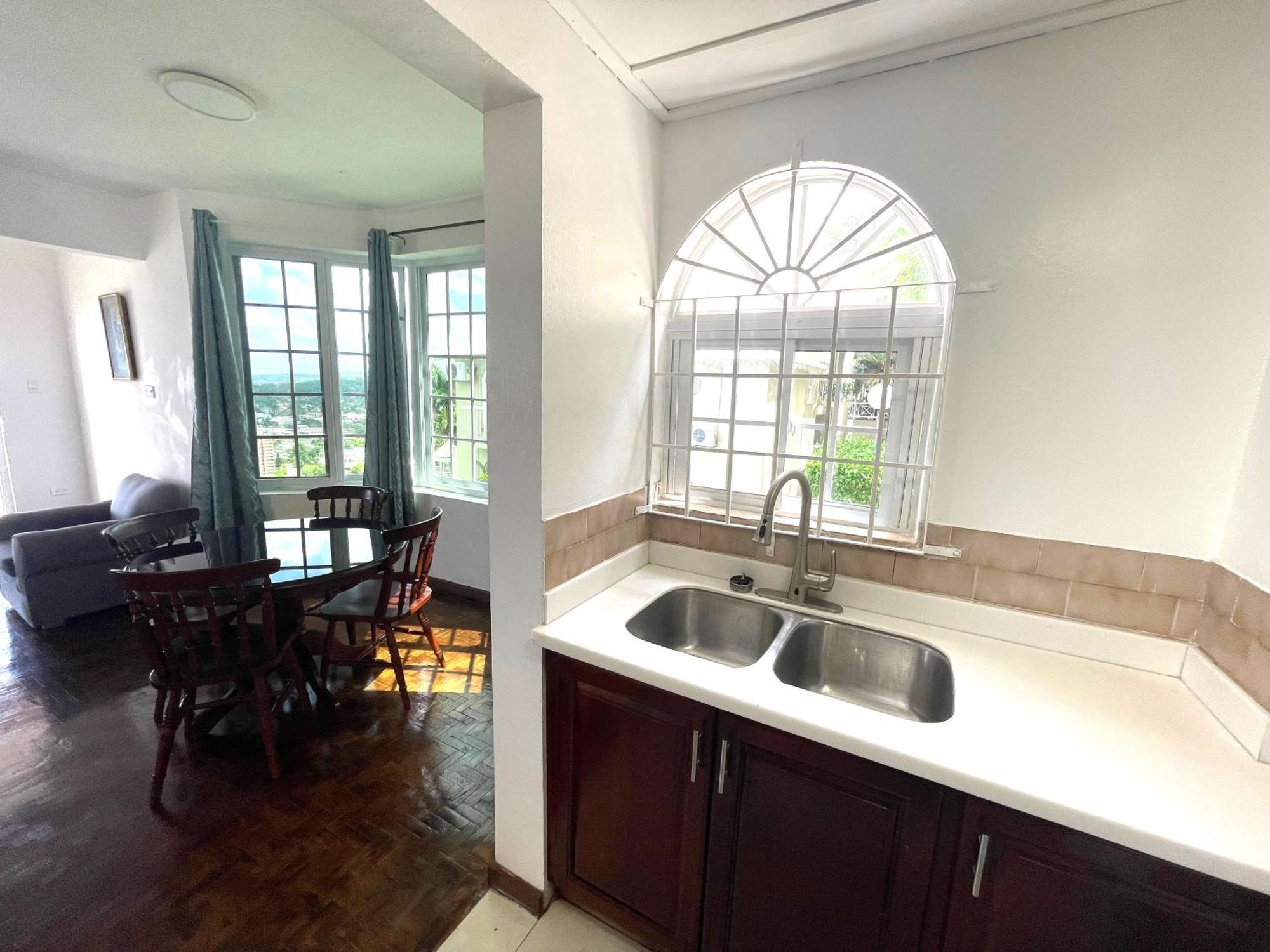 Oceanbreeze Jamaica Penthouse, 7-Minute Walk To Beach Ocho Rios Buitenkant foto