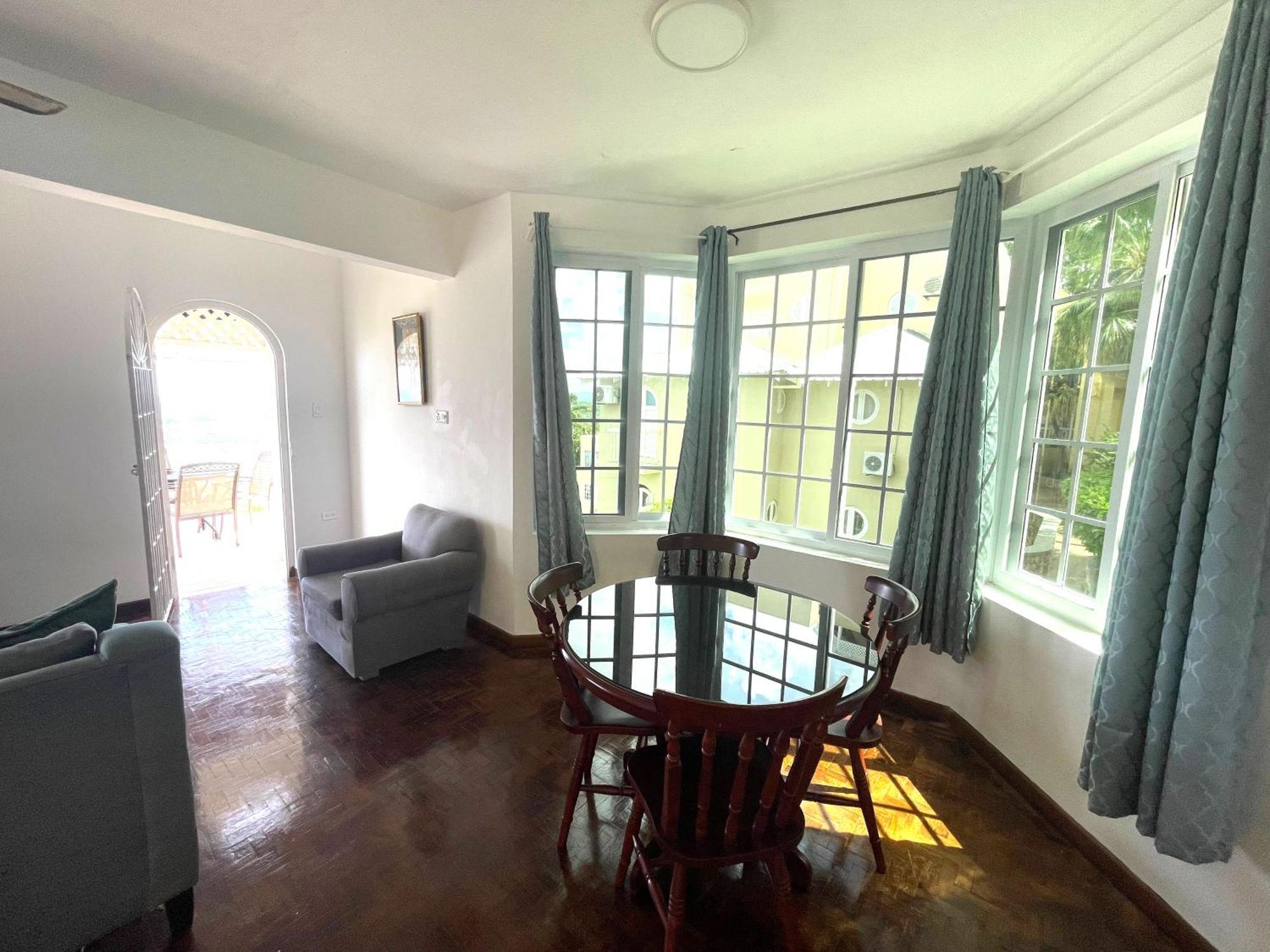 Oceanbreeze Jamaica Penthouse, 7-Minute Walk To Beach Ocho Rios Buitenkant foto