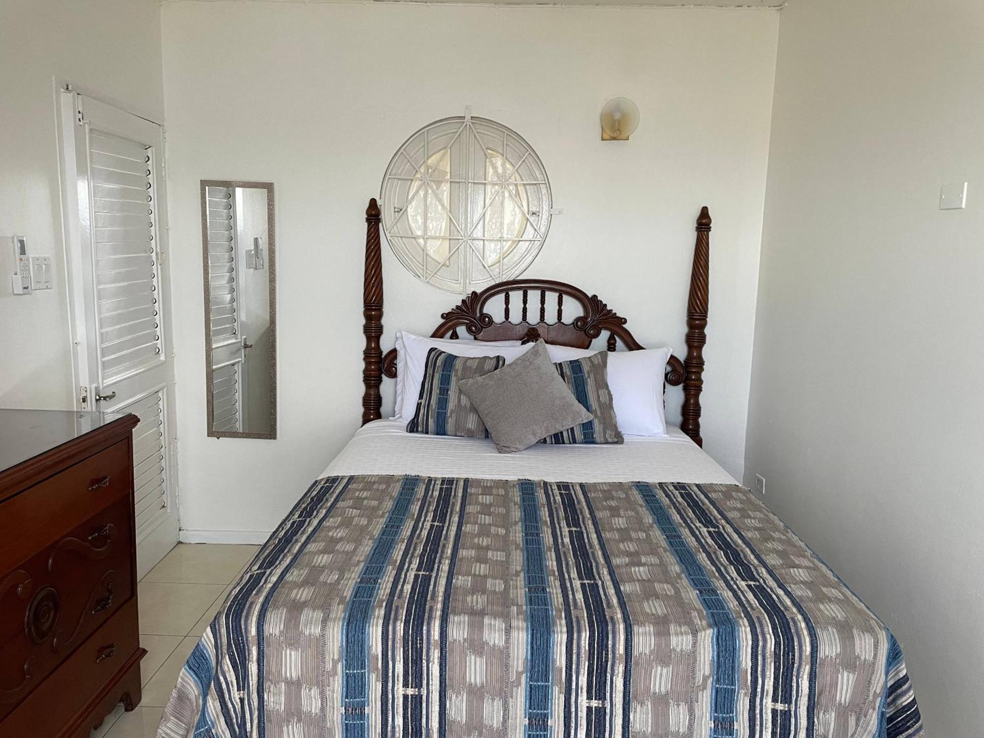Oceanbreeze Jamaica Penthouse, 7-Minute Walk To Beach Ocho Rios Buitenkant foto