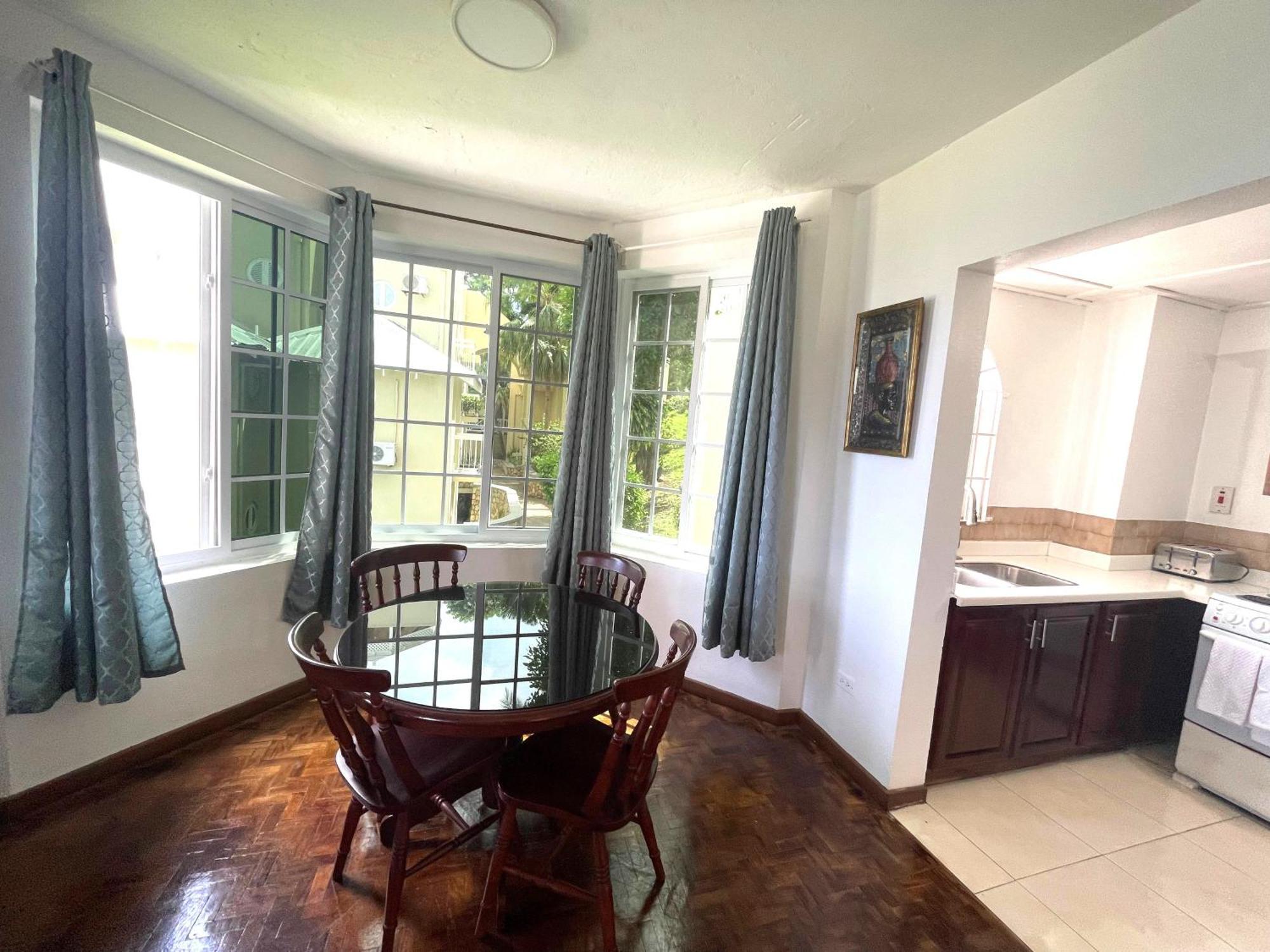 Oceanbreeze Jamaica Penthouse, 7-Minute Walk To Beach Ocho Rios Buitenkant foto