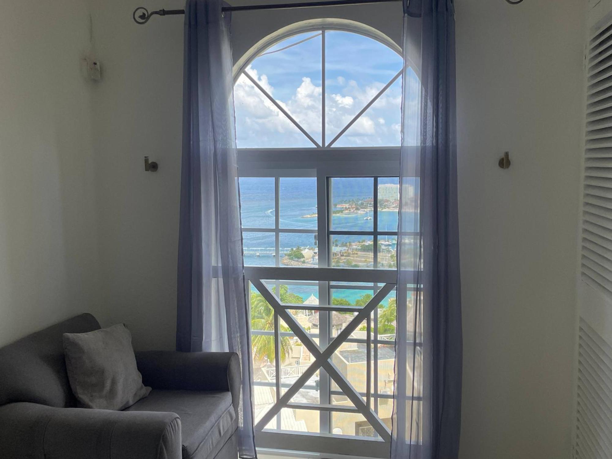 Oceanbreeze Jamaica Penthouse, 7-Minute Walk To Beach Ocho Rios Buitenkant foto