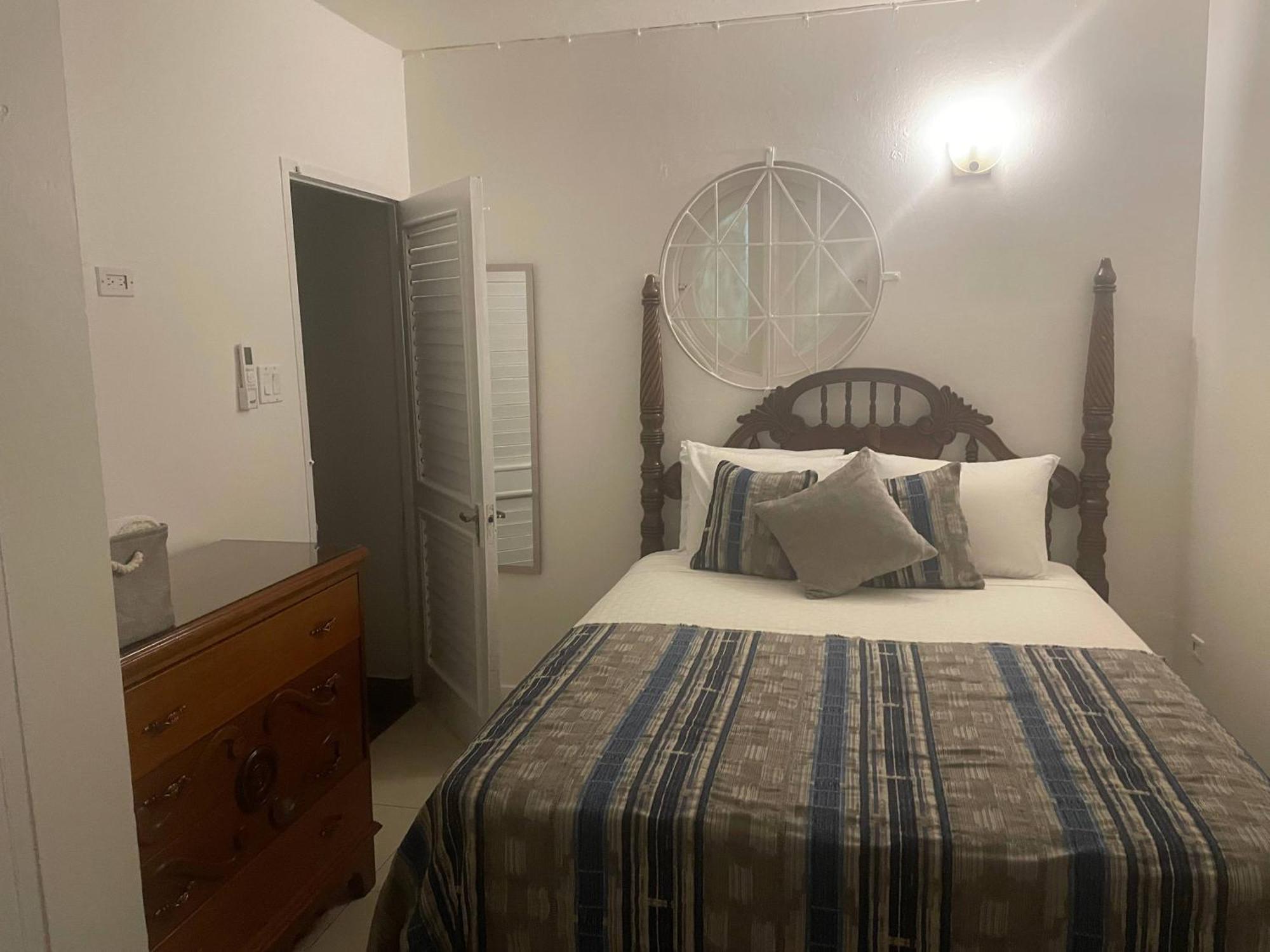 Oceanbreeze Jamaica Penthouse, 7-Minute Walk To Beach Ocho Rios Buitenkant foto