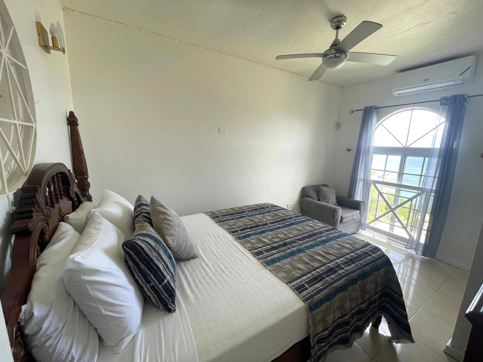 Oceanbreeze Jamaica Penthouse, 7-Minute Walk To Beach Ocho Rios Buitenkant foto