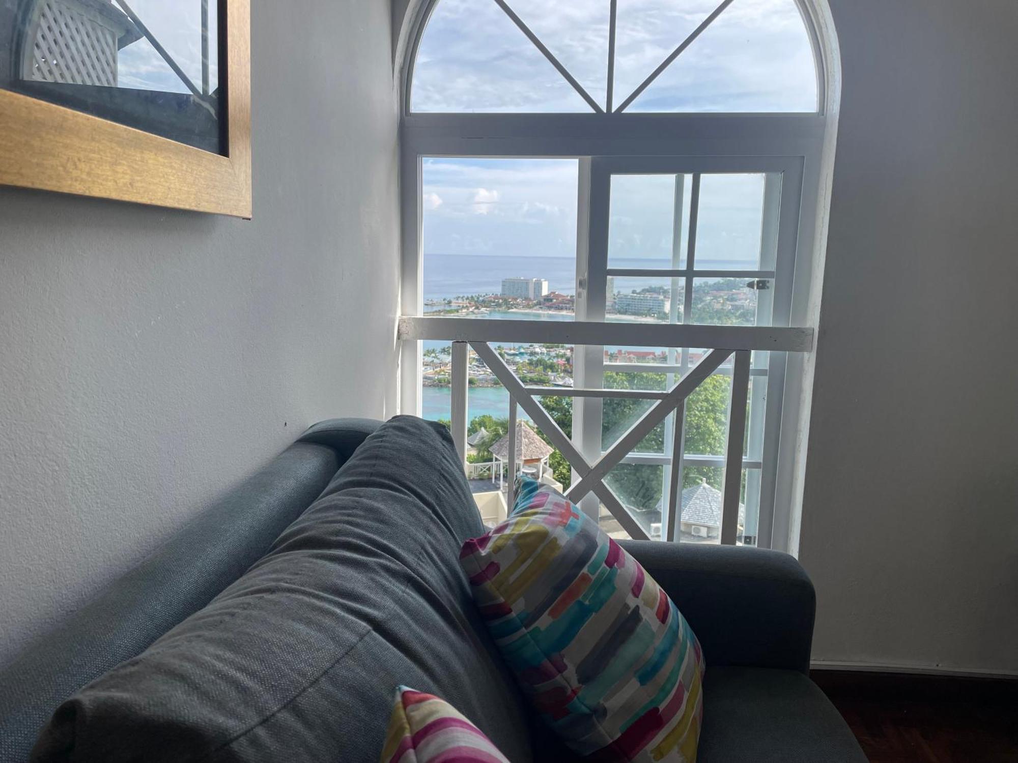 Oceanbreeze Jamaica Penthouse, 7-Minute Walk To Beach Ocho Rios Buitenkant foto